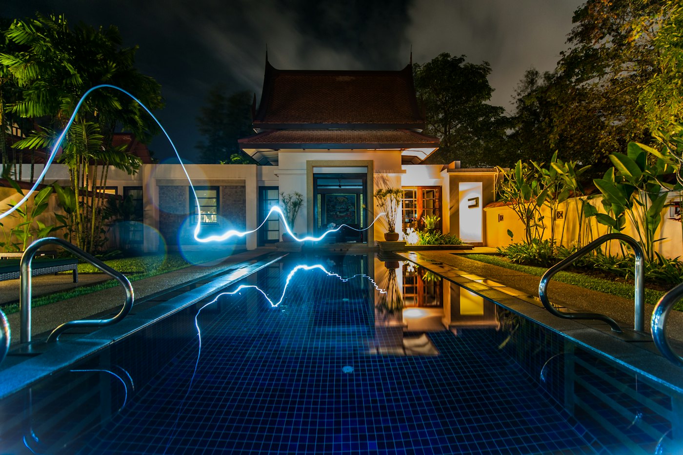 Modernes Haus mit Beleuchtung am Abend