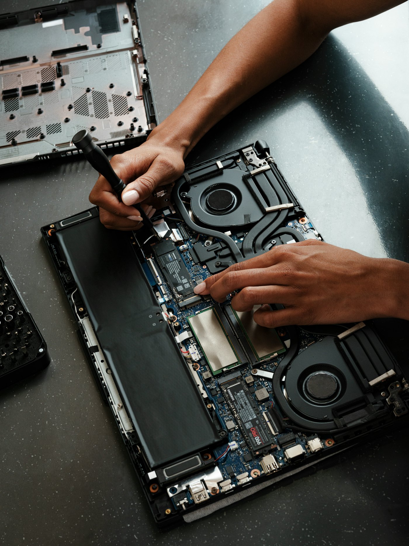 Laptop wird mit dem Schraubendreher repariert