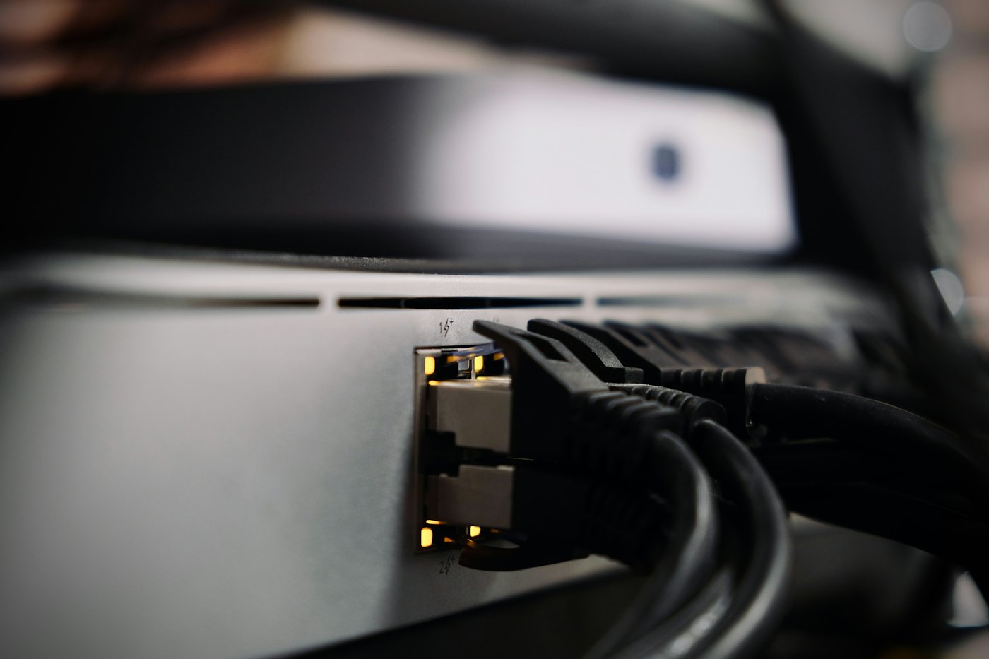 Netzwerkkabel an einem Netzwerkgerät