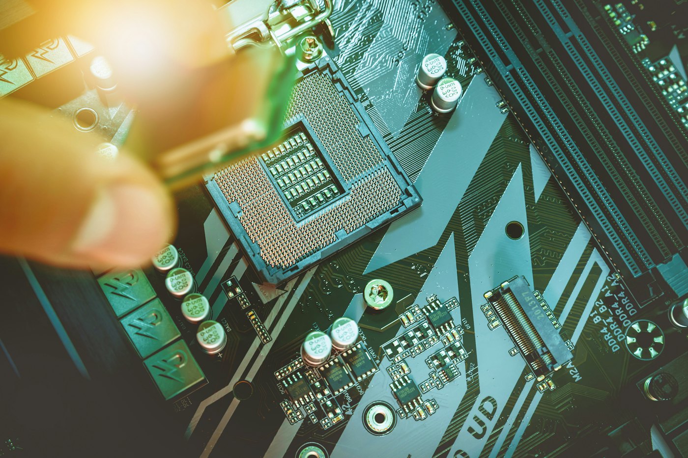 Prozessor wird auf ein Mainboard gesetzt