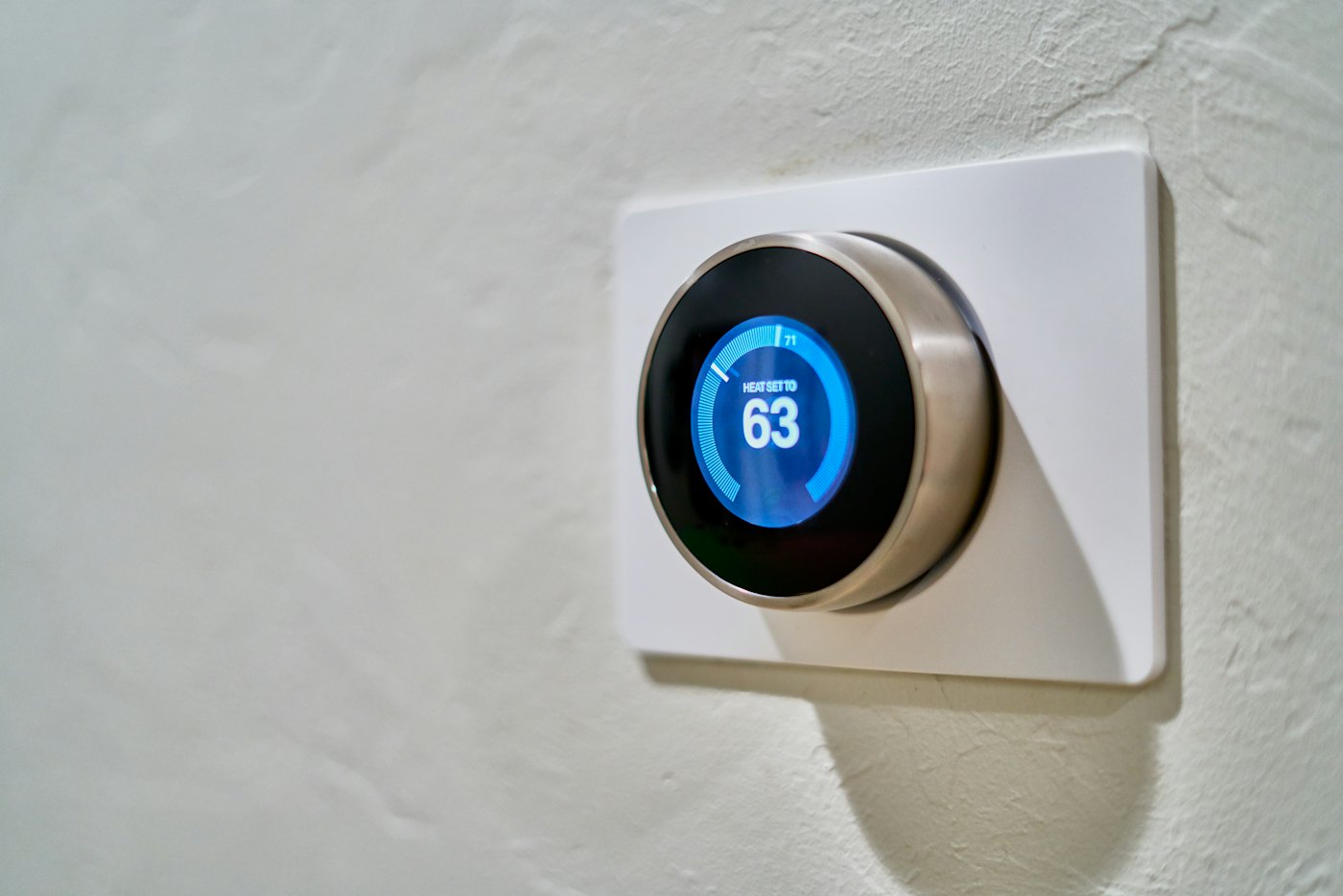 Smartes Thermostat an der Wand